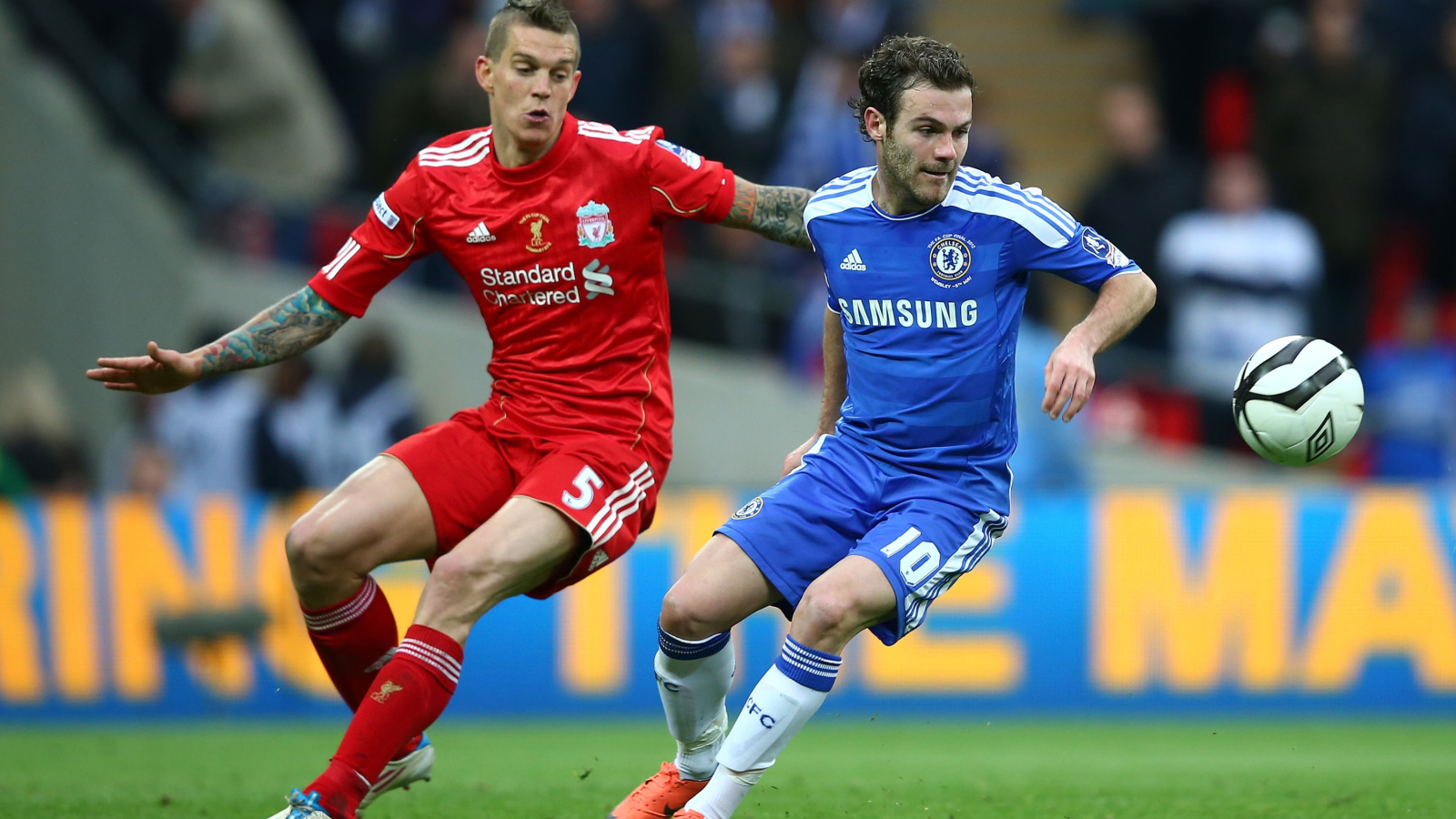 Ливерпуль Даниэль Аггер борется за мяч