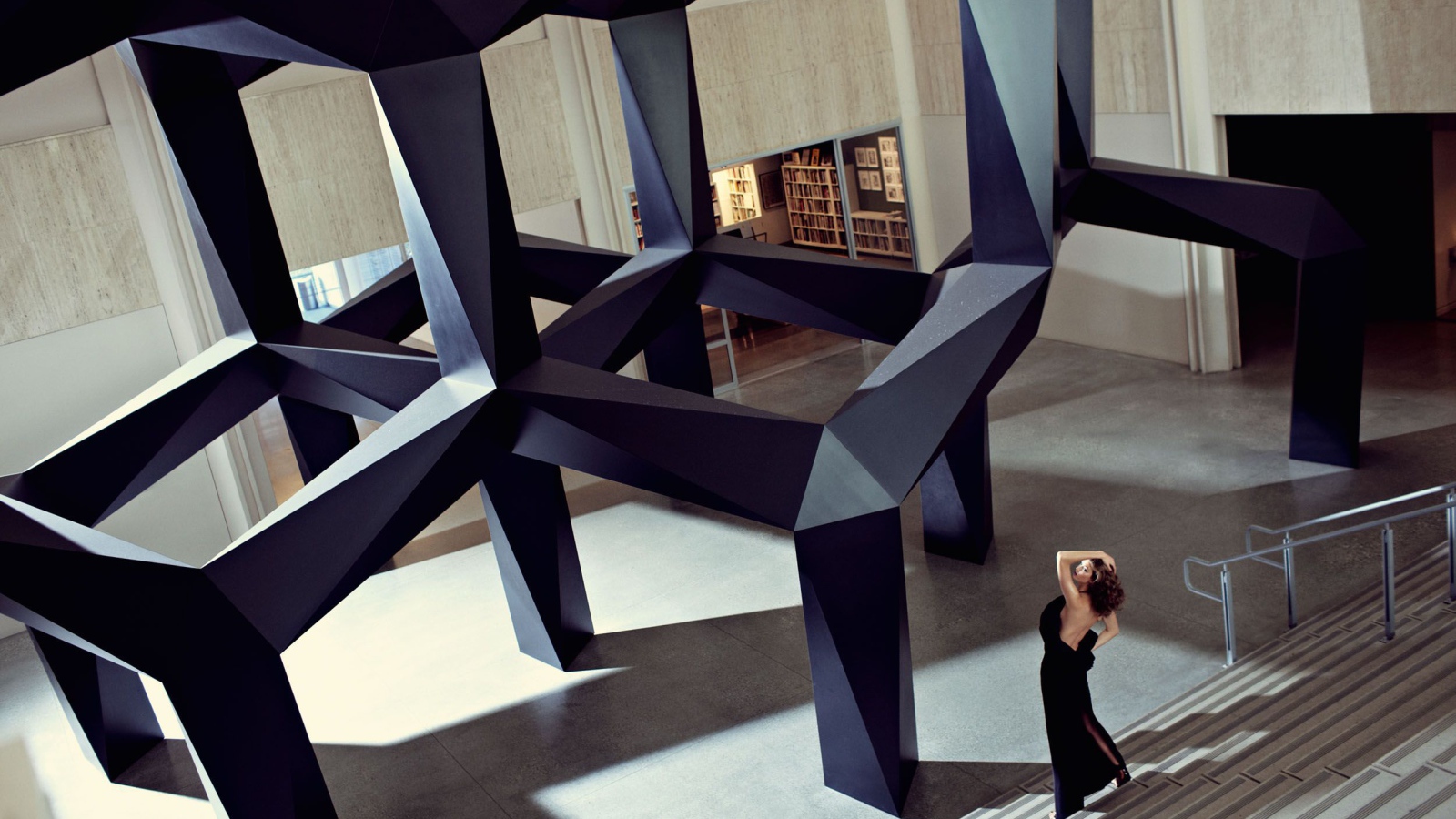 Фотография девушки на фоне креативной конструкции