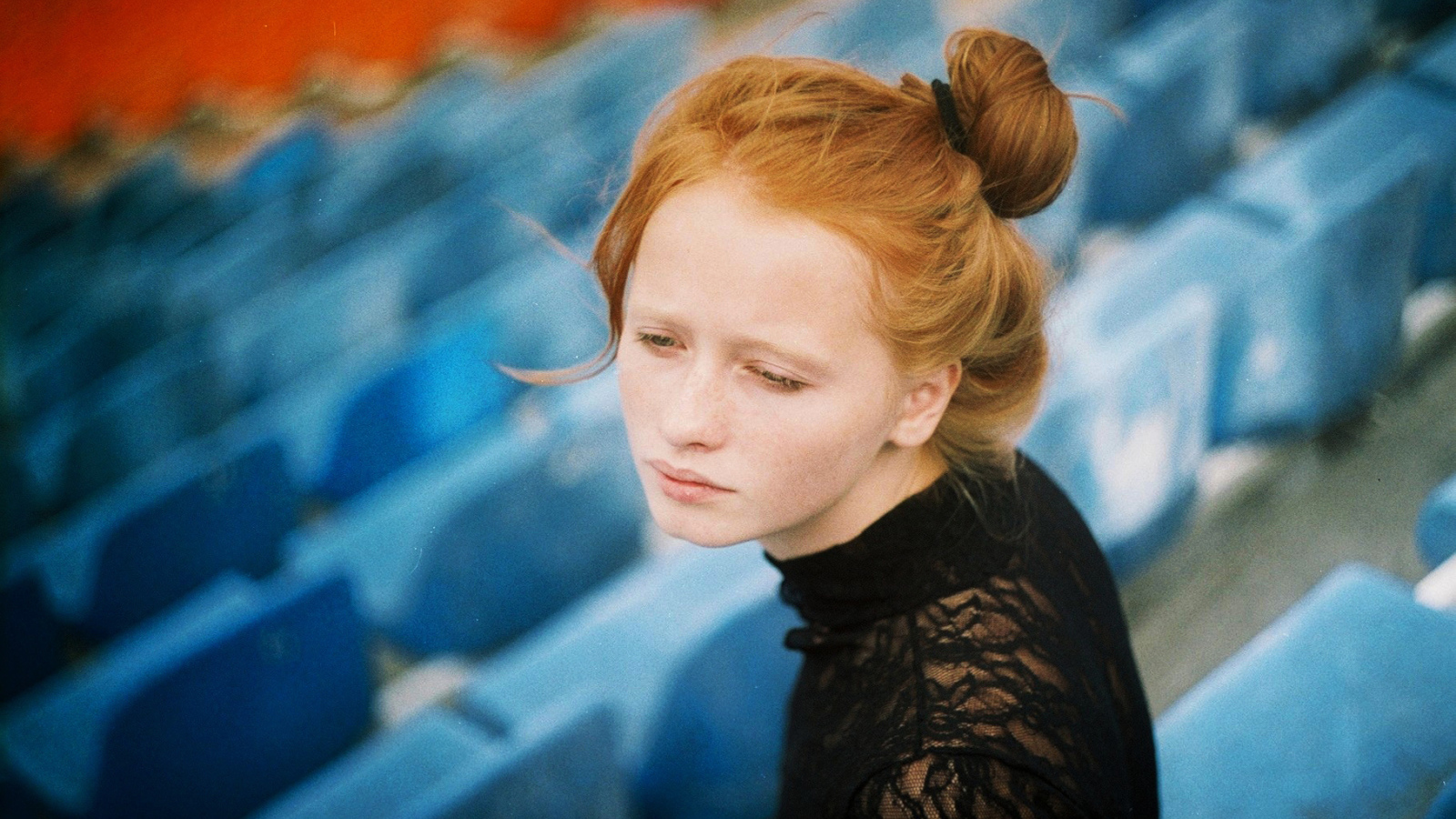 Фотография рыжей девушки в чёрном платье