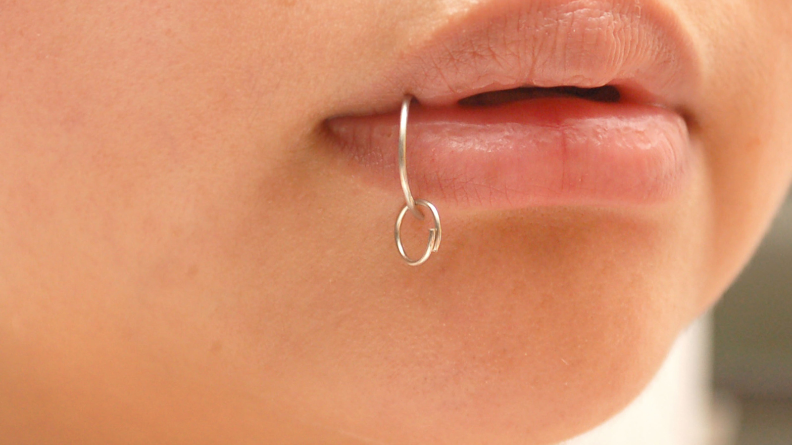 Пирсинг в губе у девушки