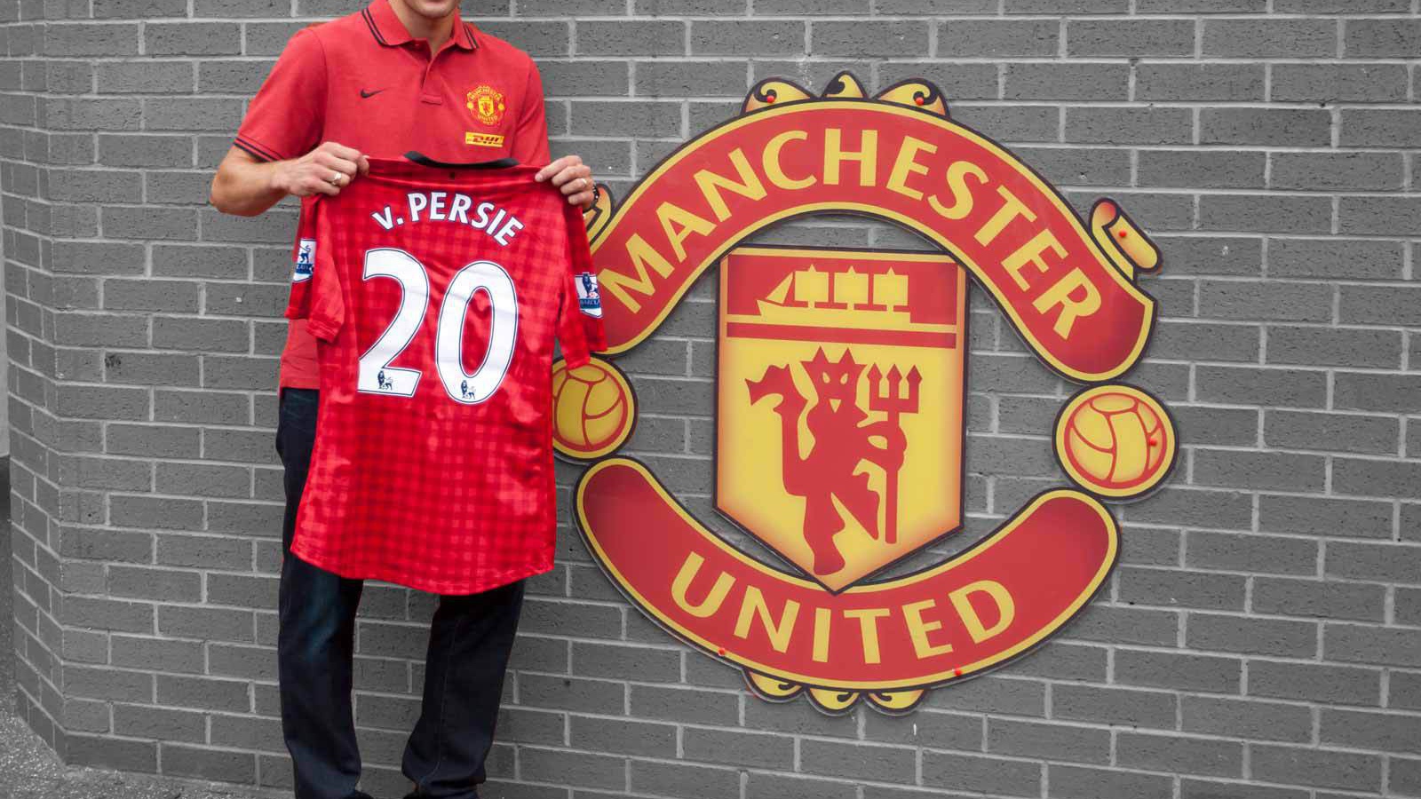Нападавший из Манчестер Юнайтед Робин ван Перси держа собственную футболку