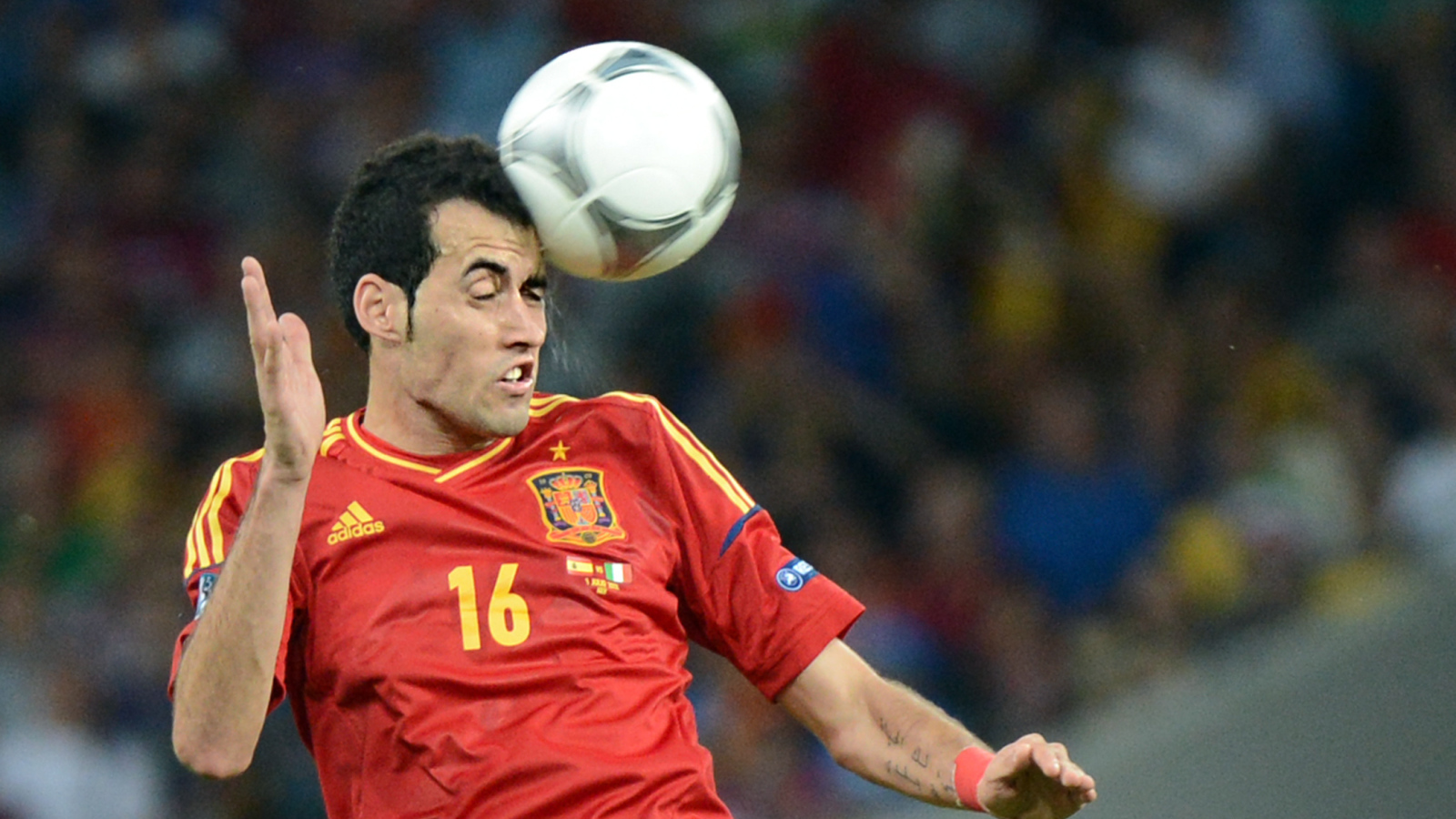 Лучший футболист Барселоны Серхио Бускетс ударяет головой