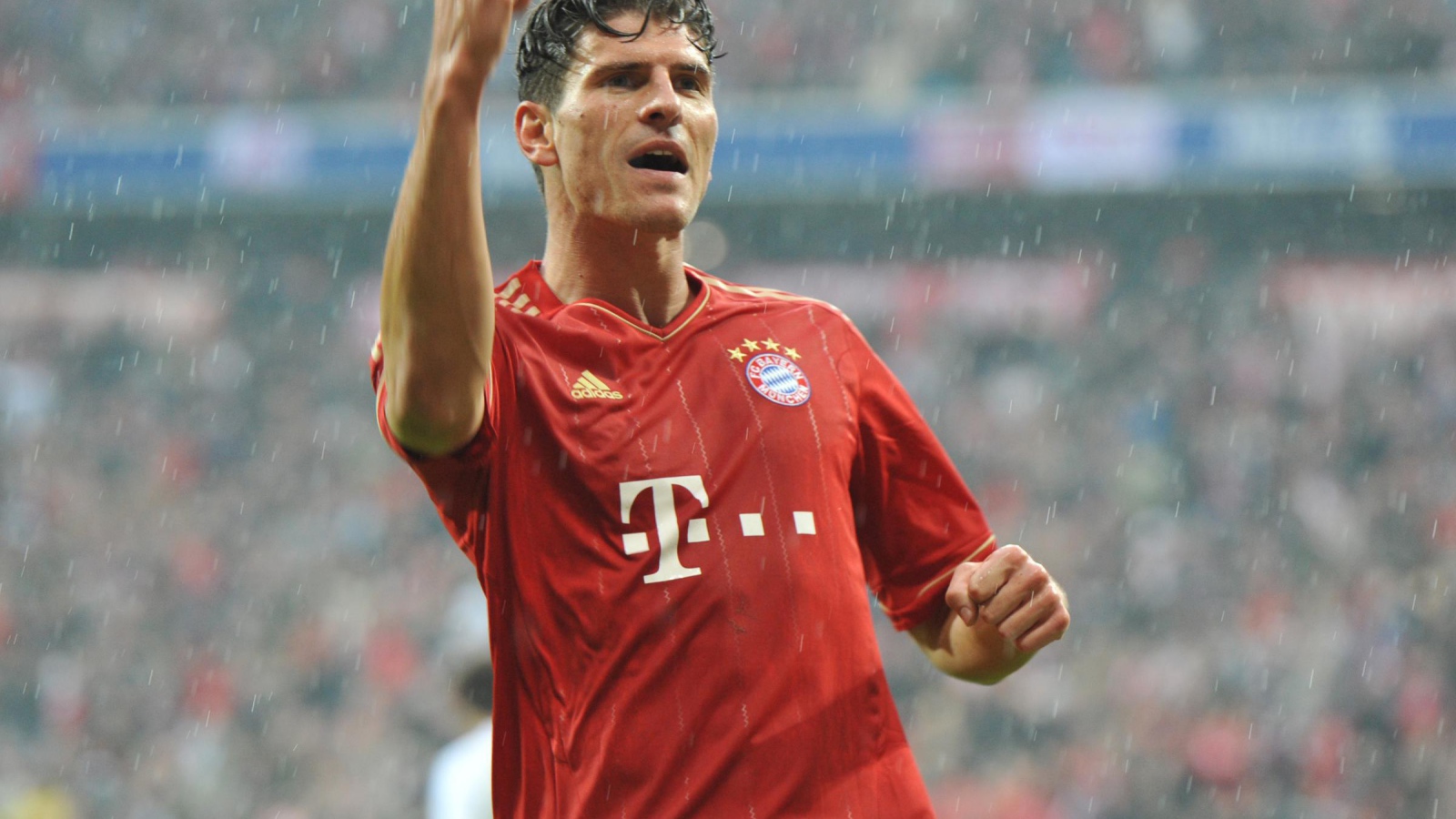  Лучший игрок Фиорентины Марио Гомеса под дождем