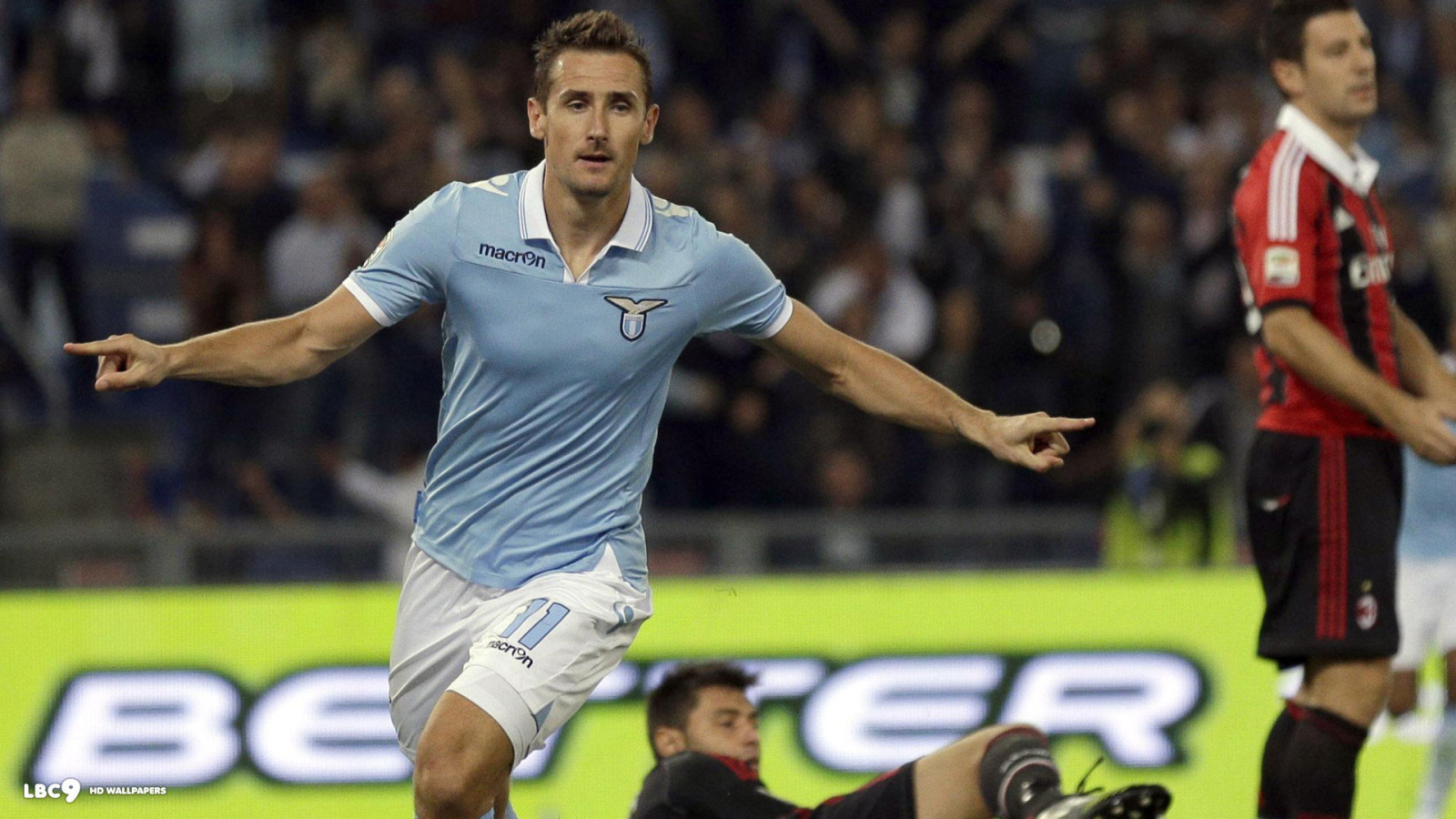 Лучший игрок Лацио Мирослав Клозе пролетает над полем