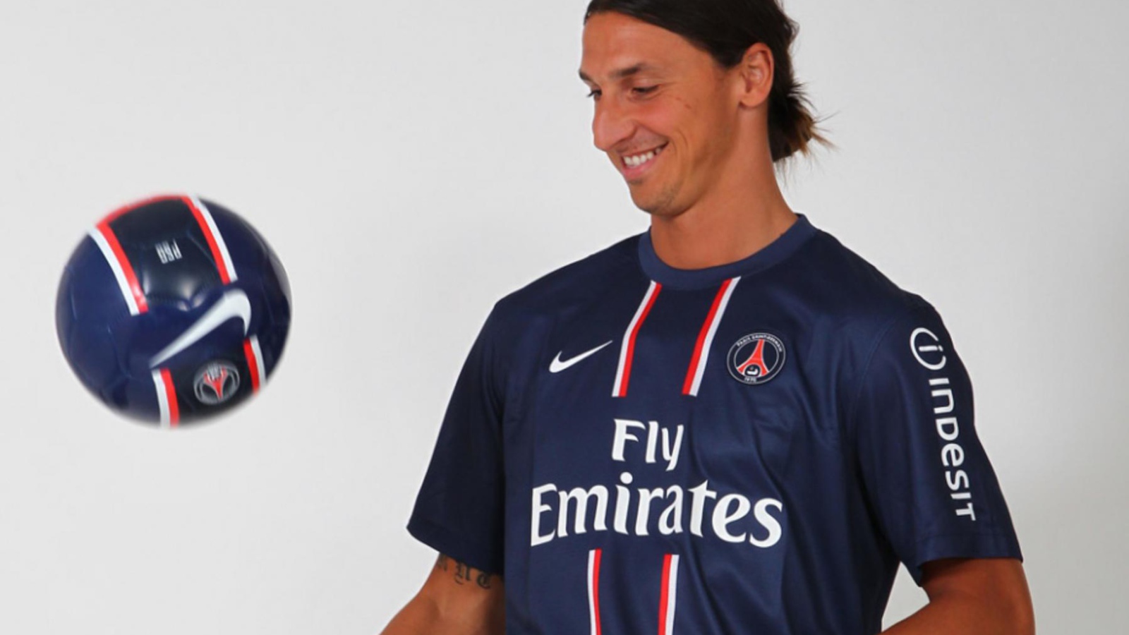 Лучший игрок ПСЖ Златан Ибрагимович с мячом