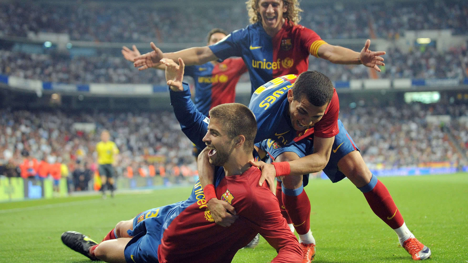 Защитник Барселоны Херард Пике забил гол