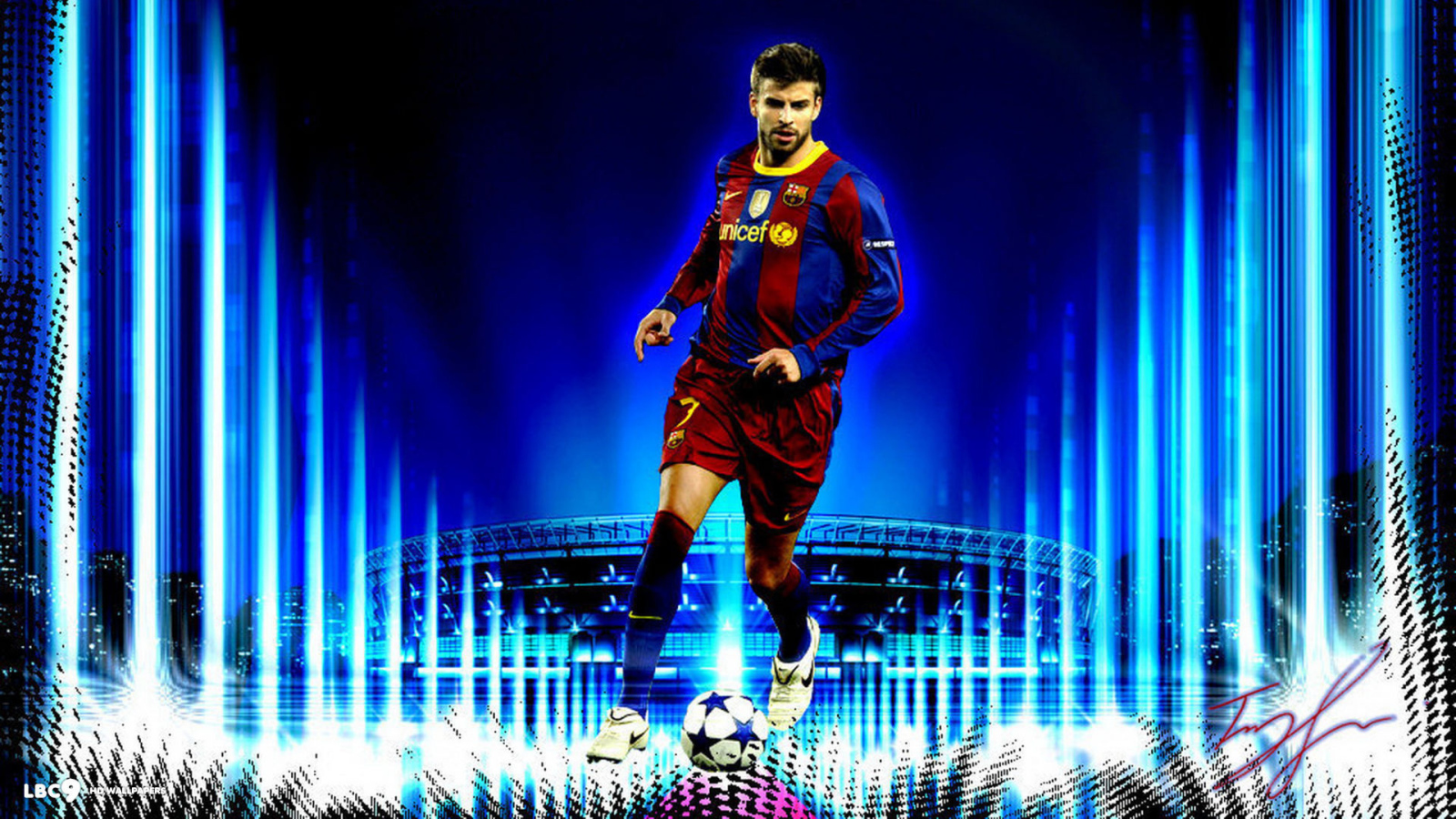 Защитник Барселоны Херард Пике с мячом