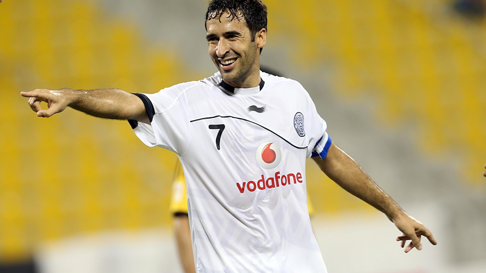 Футболист Аль Садд Рауль Гонсалес смеется