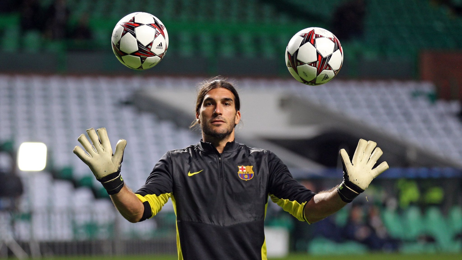 Футболист Барселоны Хосе Пинто с двумя мячами