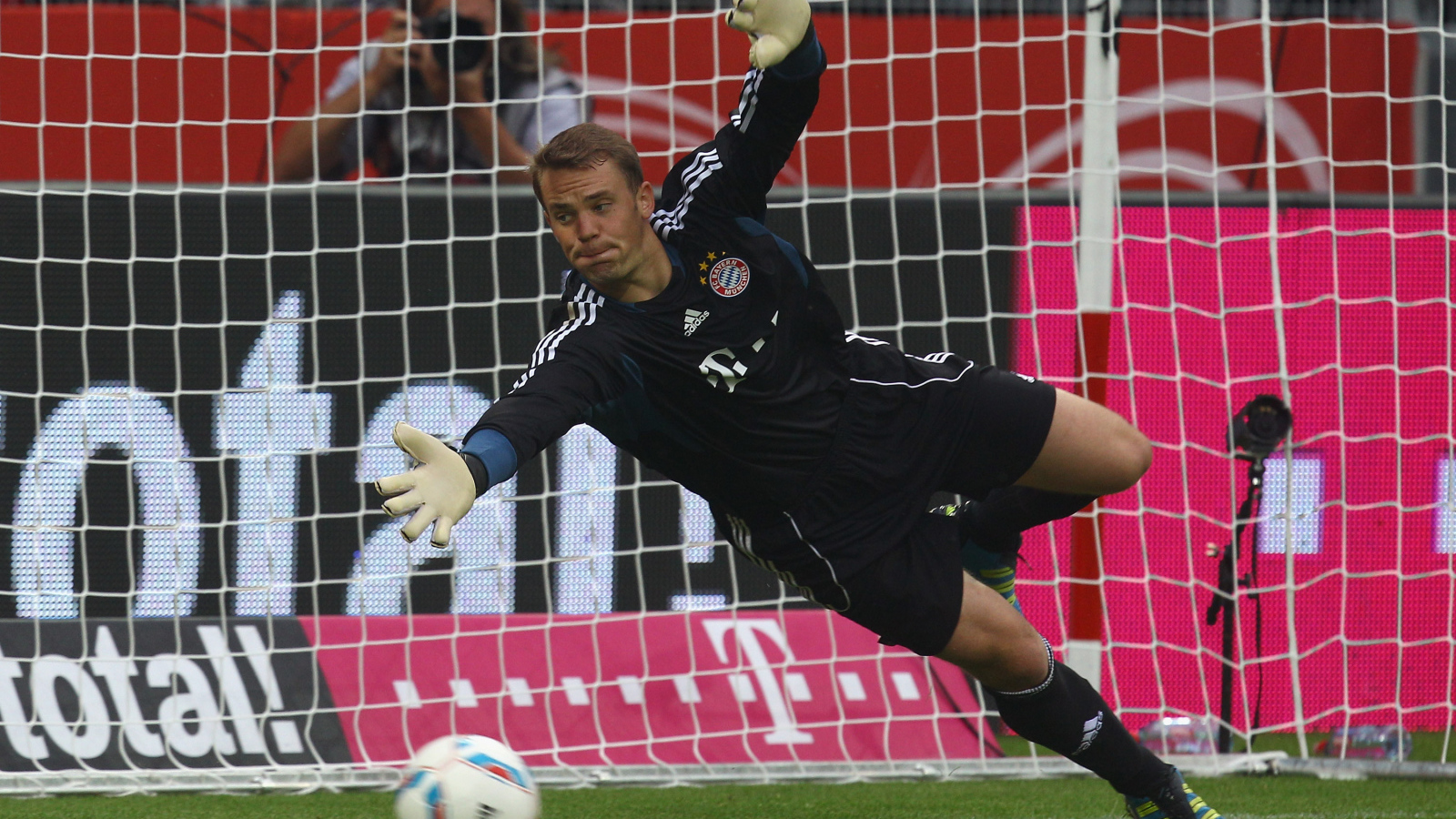Футболист Баварии Мануэль Нойер ловит мяч