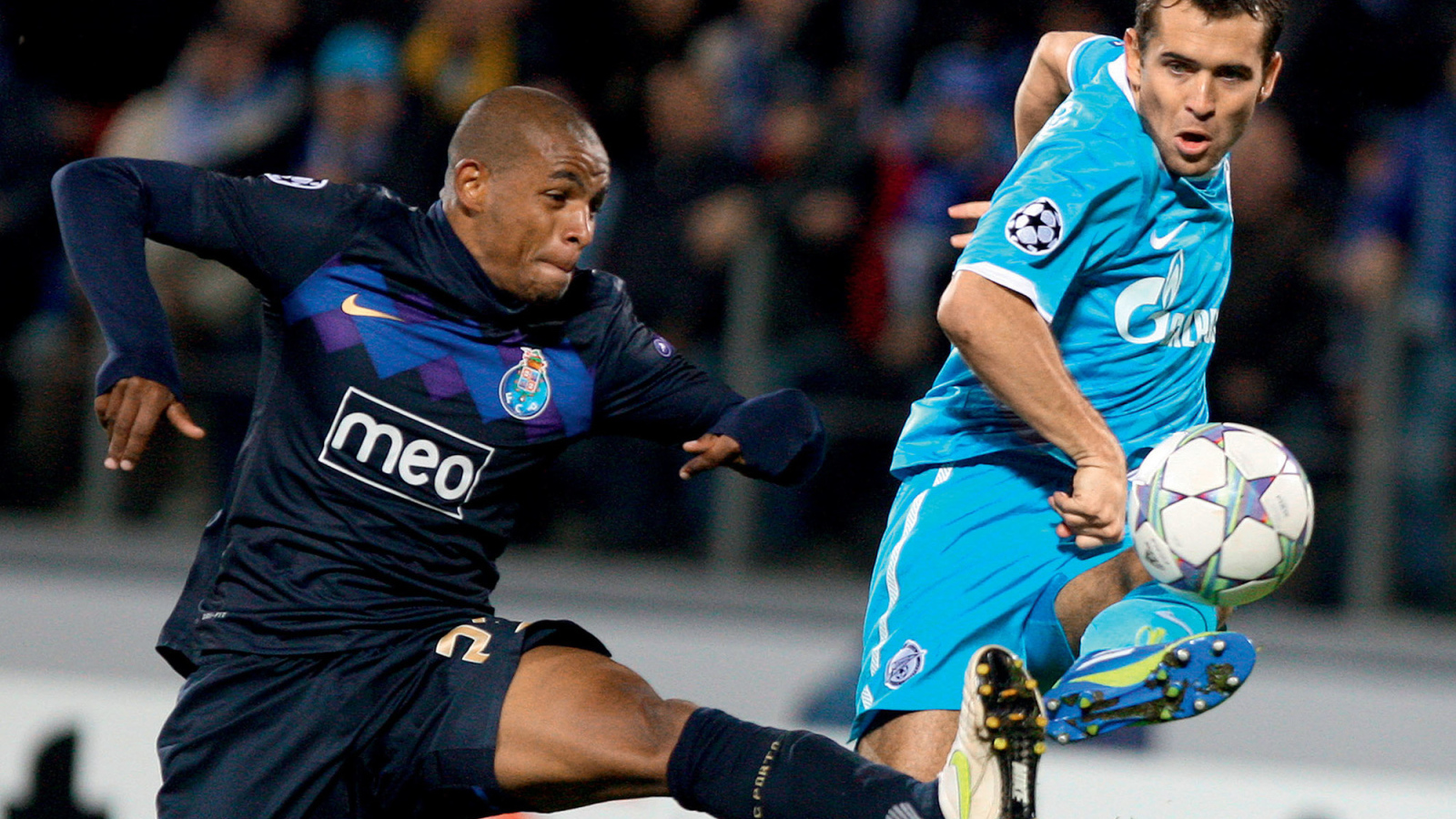 Нападающий Зенита Александр Кержаков борется за мяч