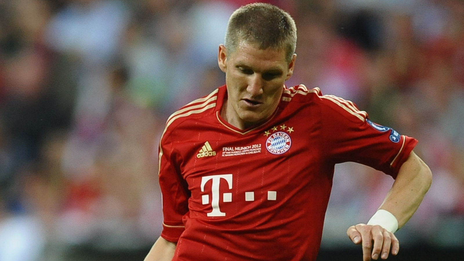  Полузащитник Баварии Бастиан Швайнштайгер