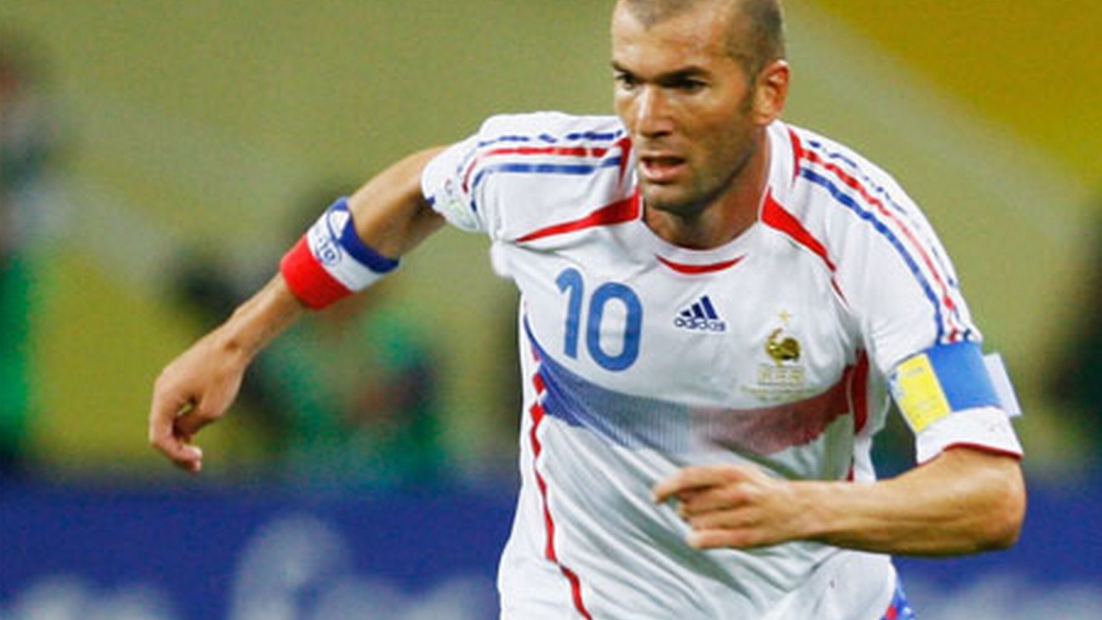 Легенда футбола Зинедин Зидан на поле