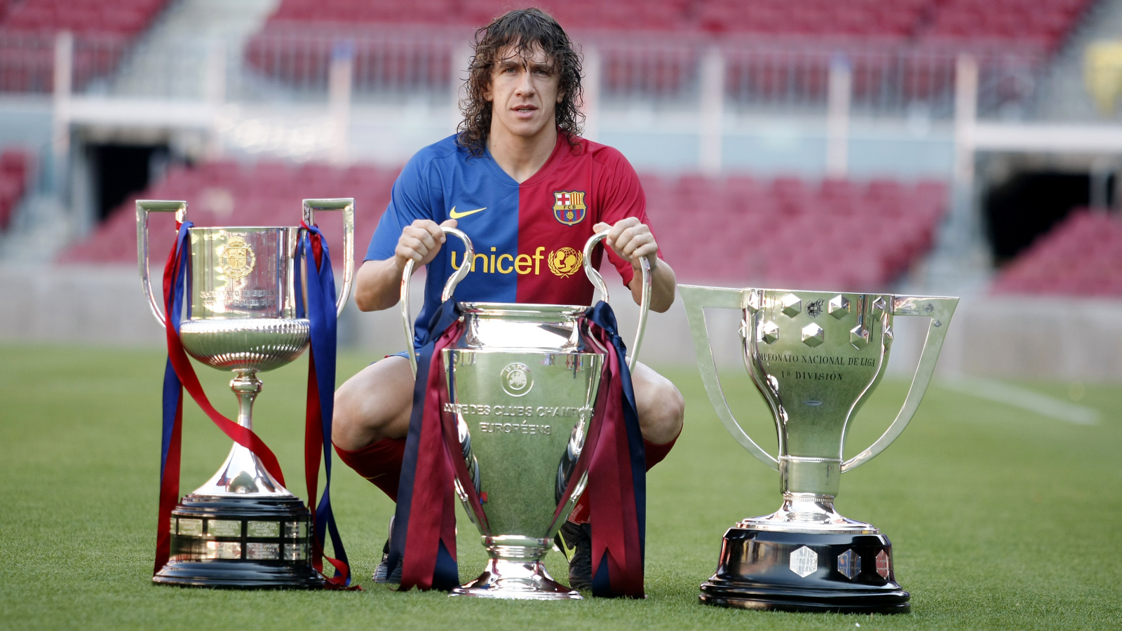 Игрок Барселоны Карлес Пуйоль со своими трофеями