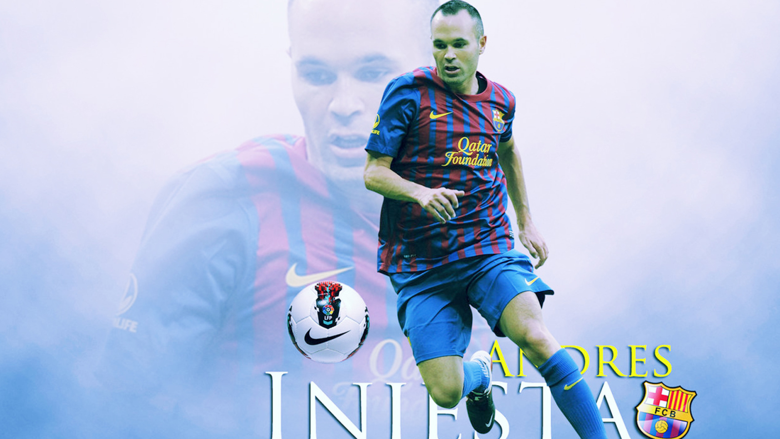 Игрок Барселоны Андрес Иньеста с мячом