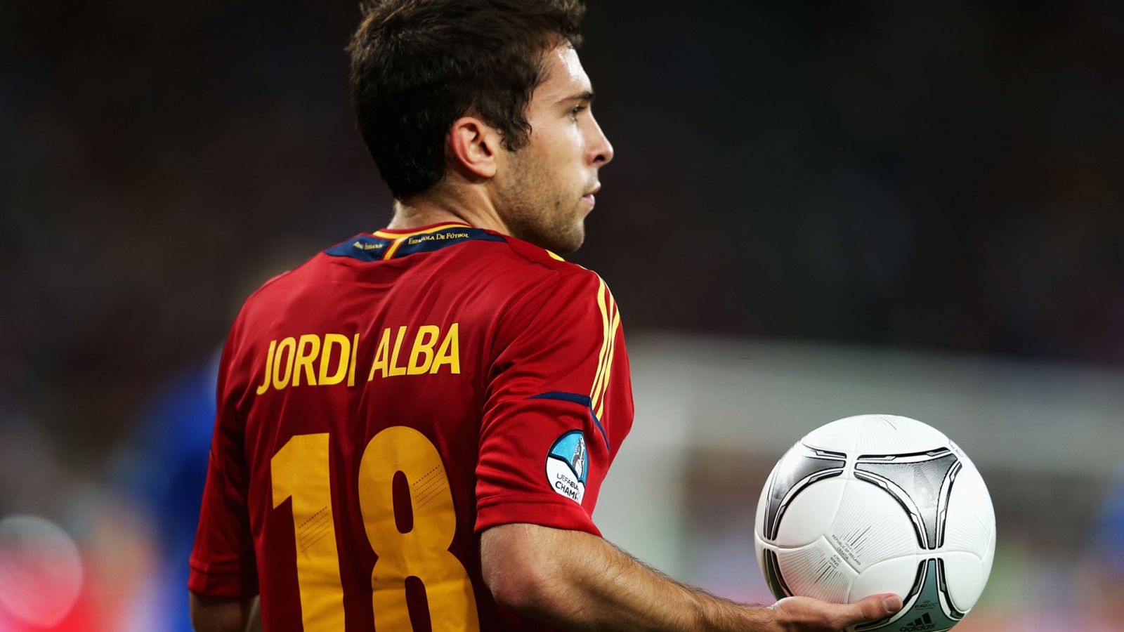  Игрок Барселоны Хорди Альба с мячом