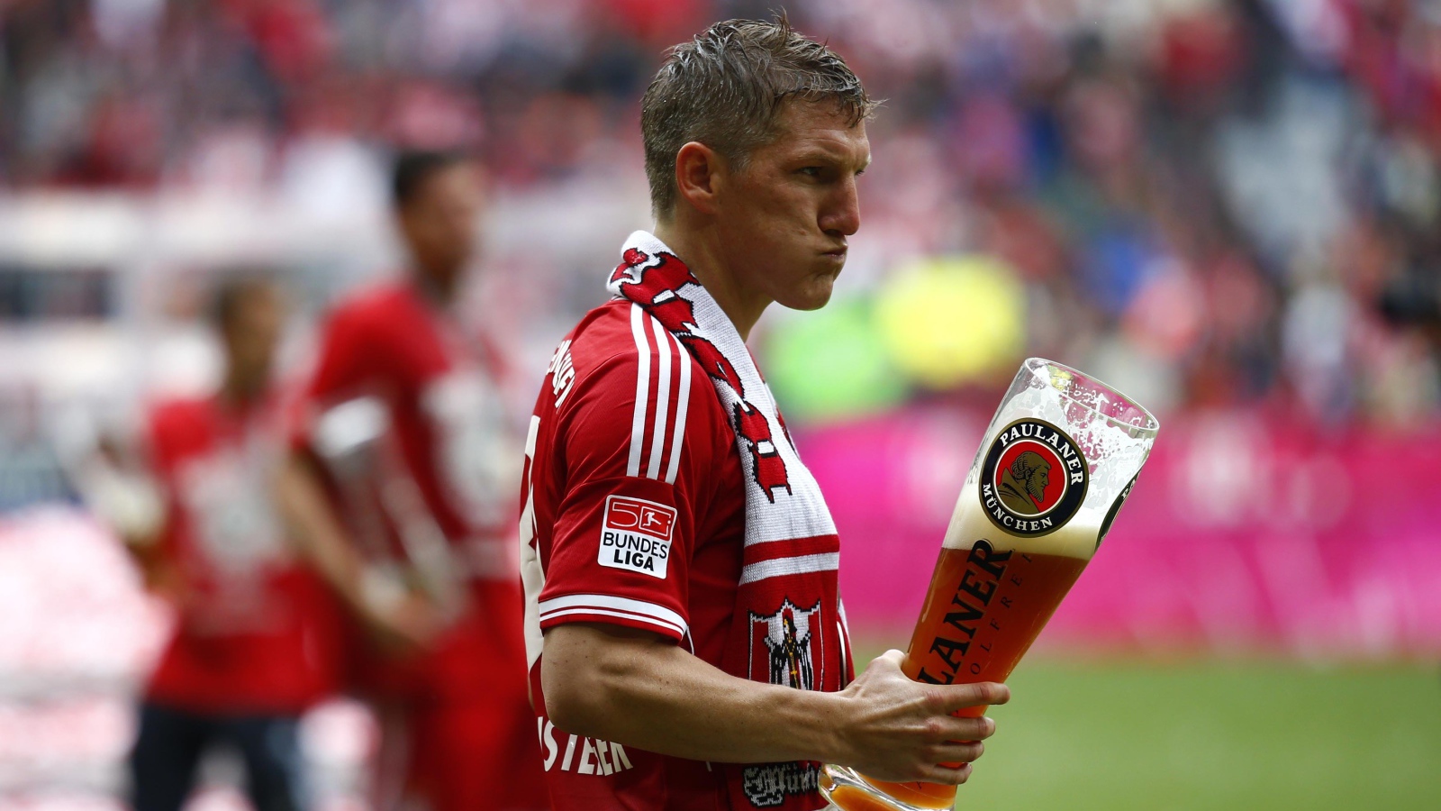Игрок Баварии Бастиан Швайнштайгер с пивом