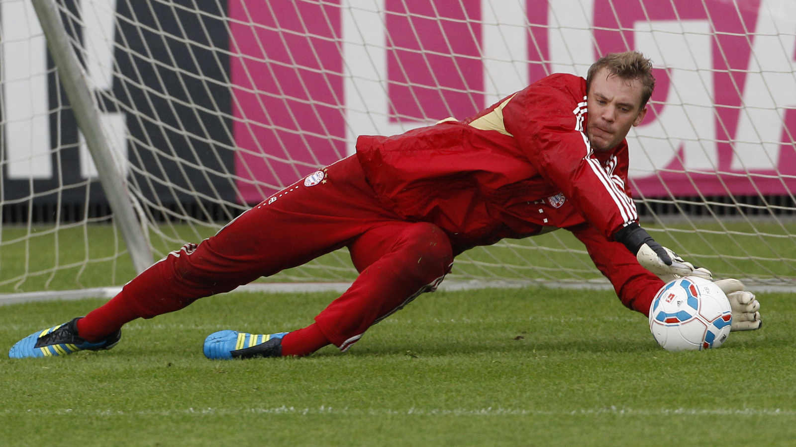 Игрок Баварии Мануэль Нойер защищает ворота