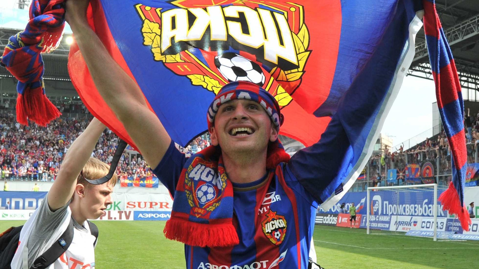 Игрок ЦСКА Алан Дзагоев в ЦСКА флаг