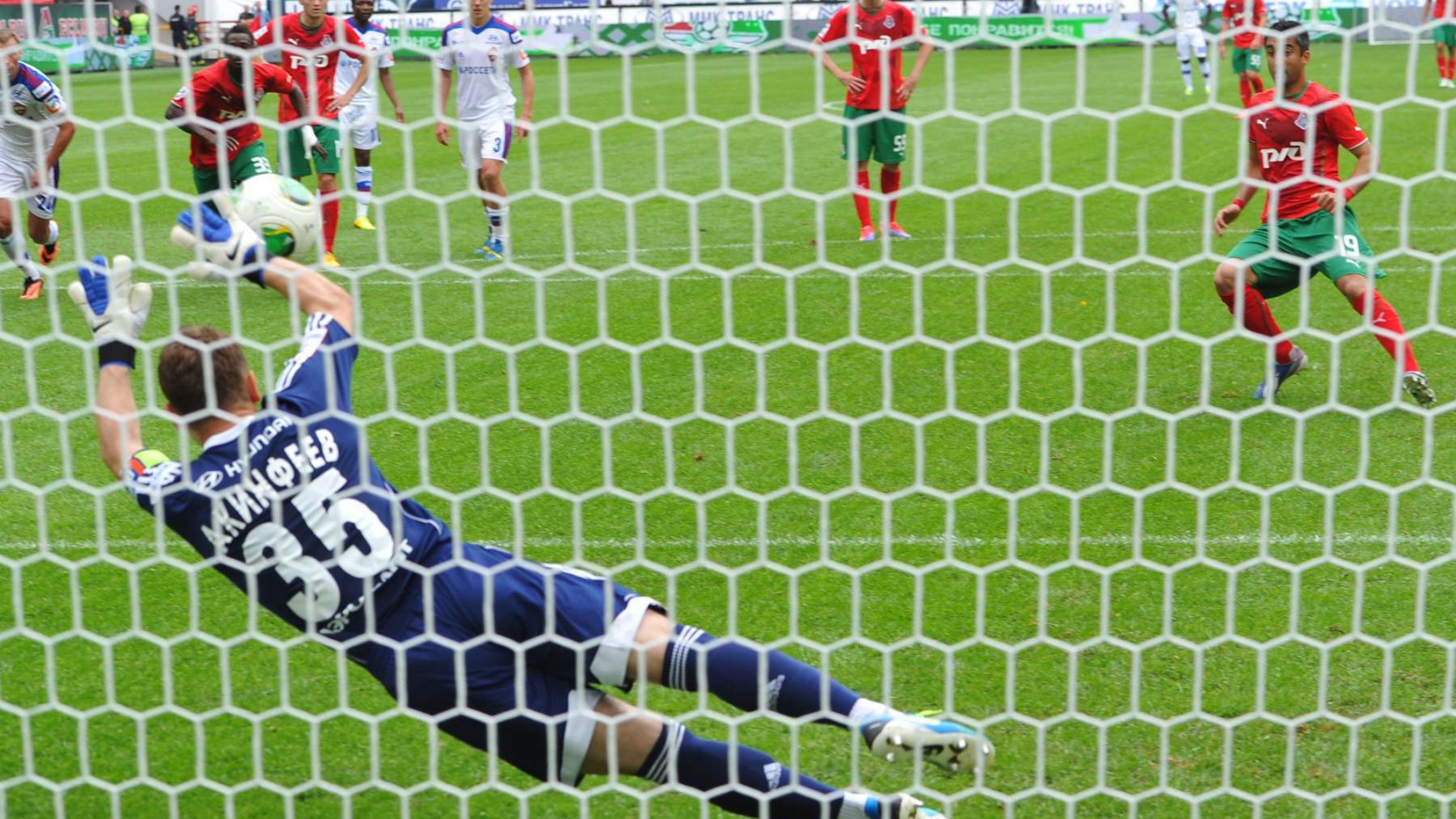 Игрок московского ЦСКА Игорь Акинфеев