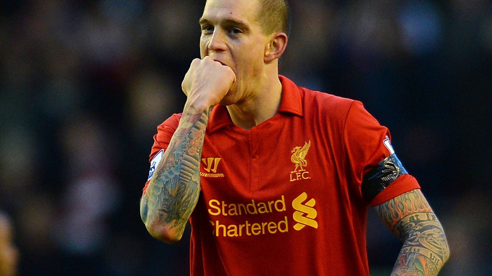 Игрок Ливерпуля Даниэль Аггер кусает свой кулак