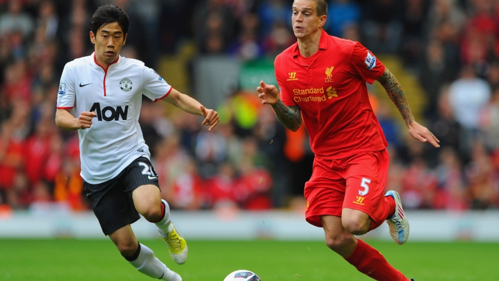 Игрок Ливерпуля Даниэль Аггер бежит вперед на мяч