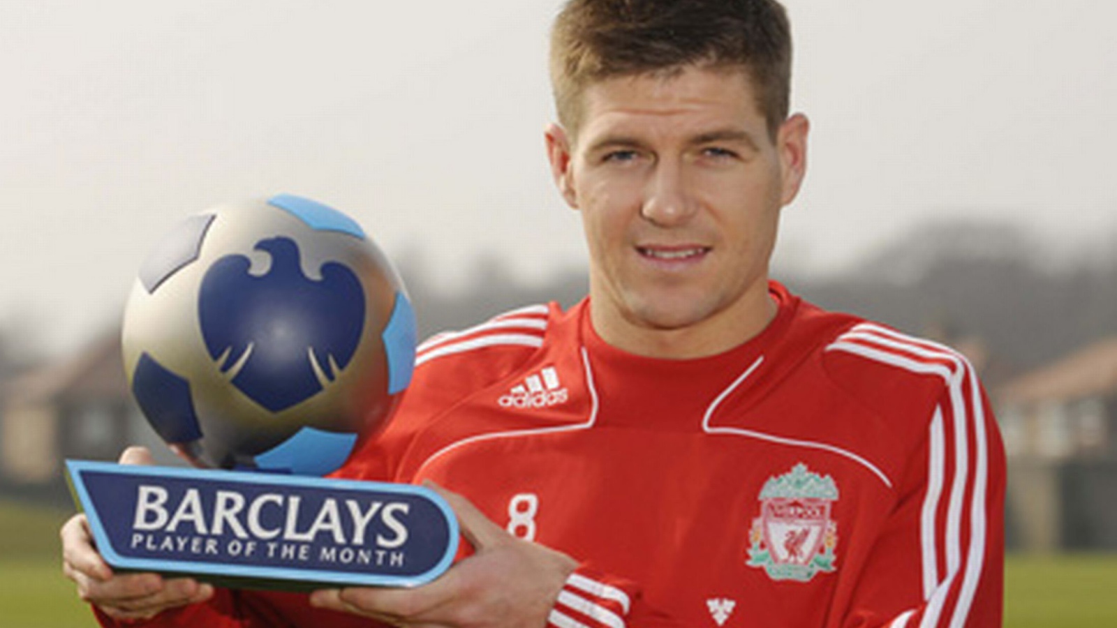  Игрок Ливерпуля Стивен с другими трофеем