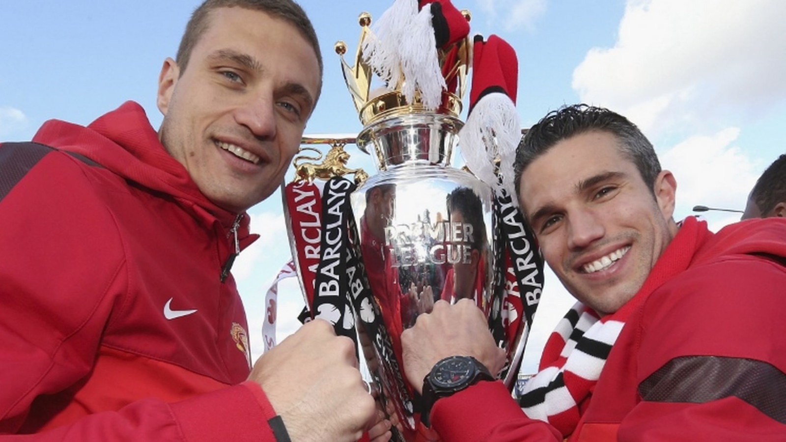 Игрок Манчестер Юнайтед Неманья Видич с трофеем