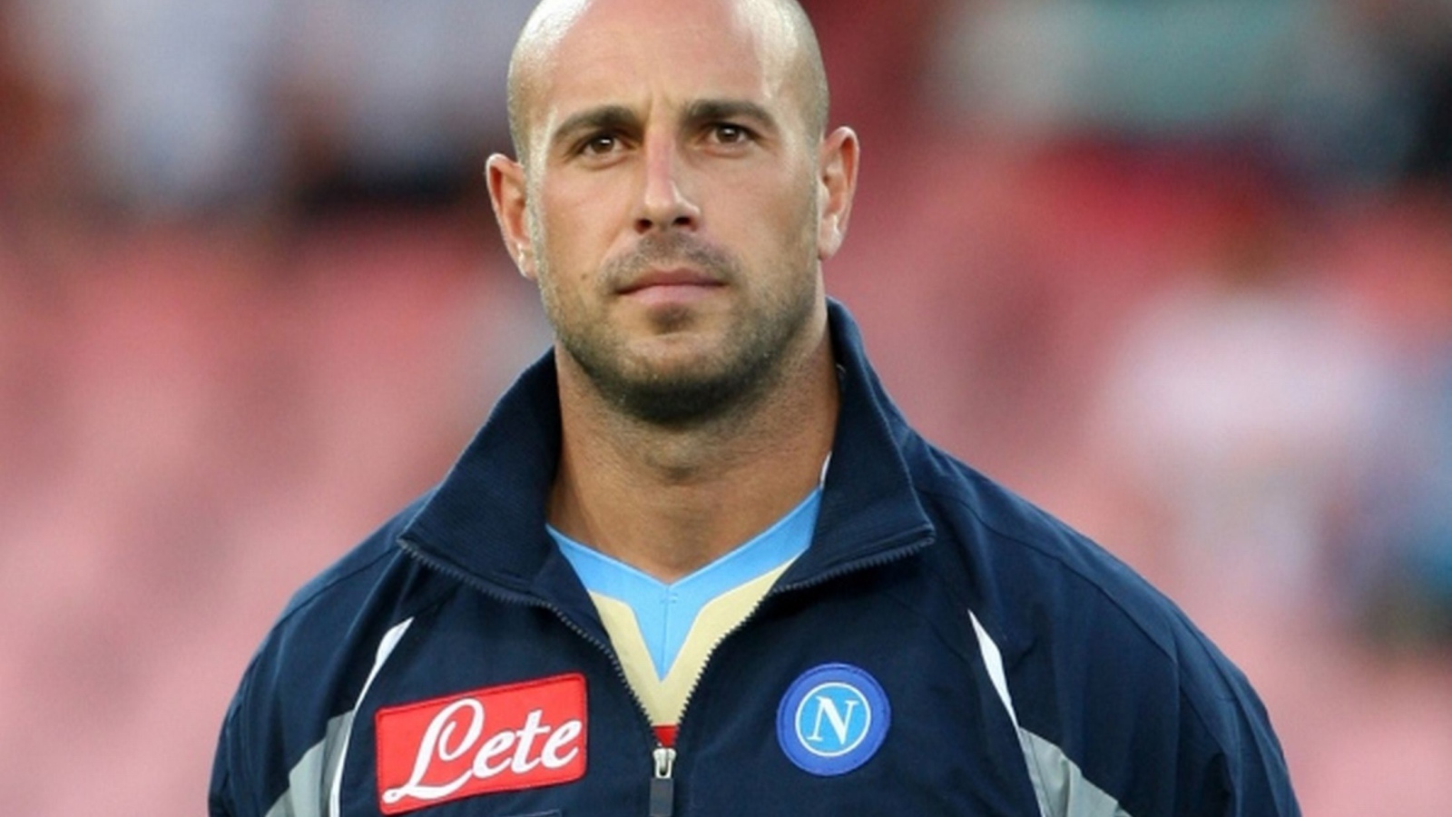 Игрок из Наполи Пепе Рейна перед игрой