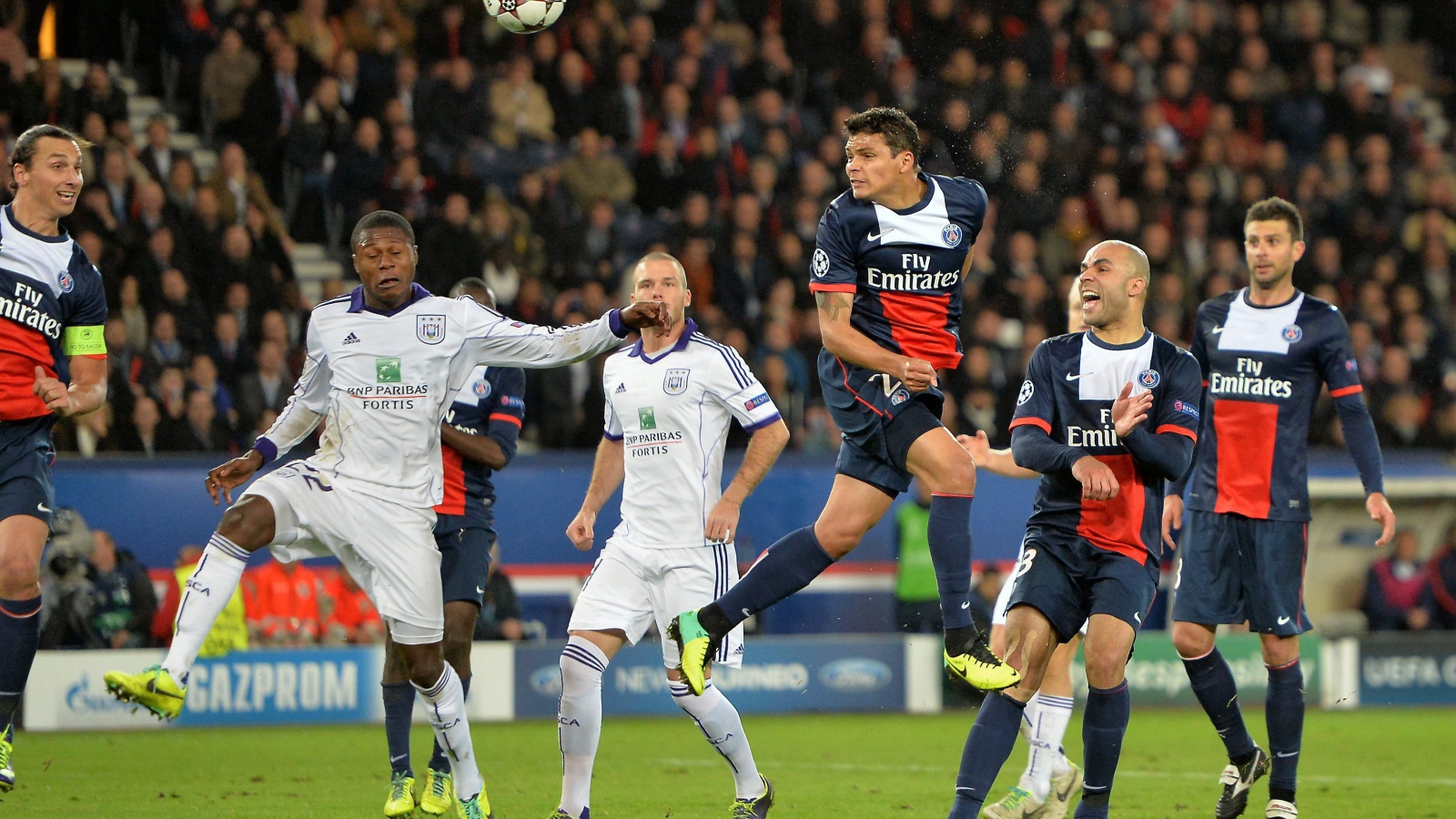 Игрок из ПСЖ Тиаго Силва борется за мяч