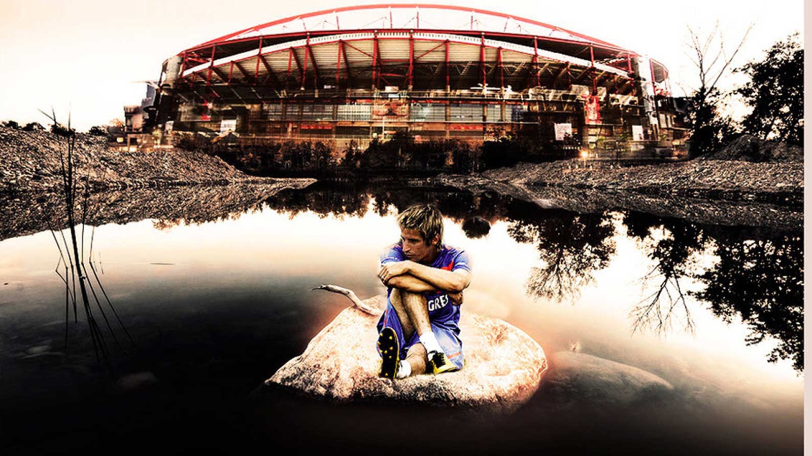  Игрок из Реал Мадрид Фабиу Коэнтрау сидит возле стадиона