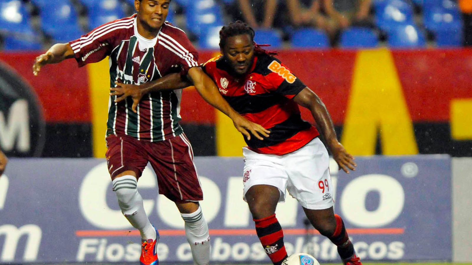  Игрок Шаньдун Лунэн Вагнера в борьбе за мяч