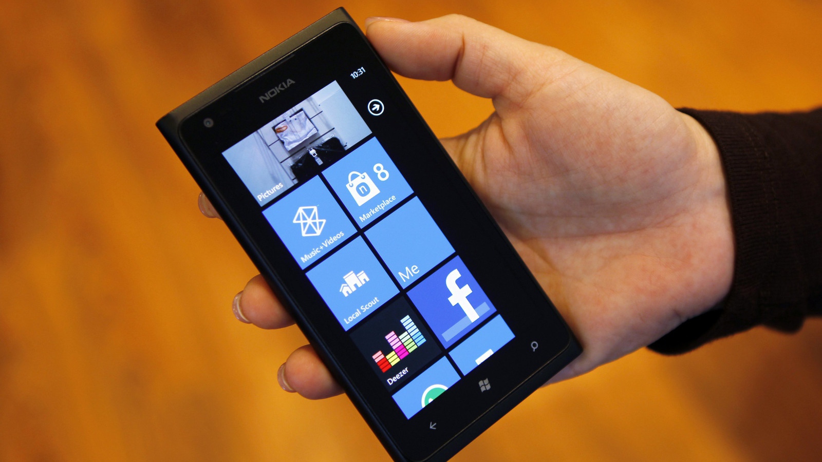 Чёрная Nokia Lumia 800