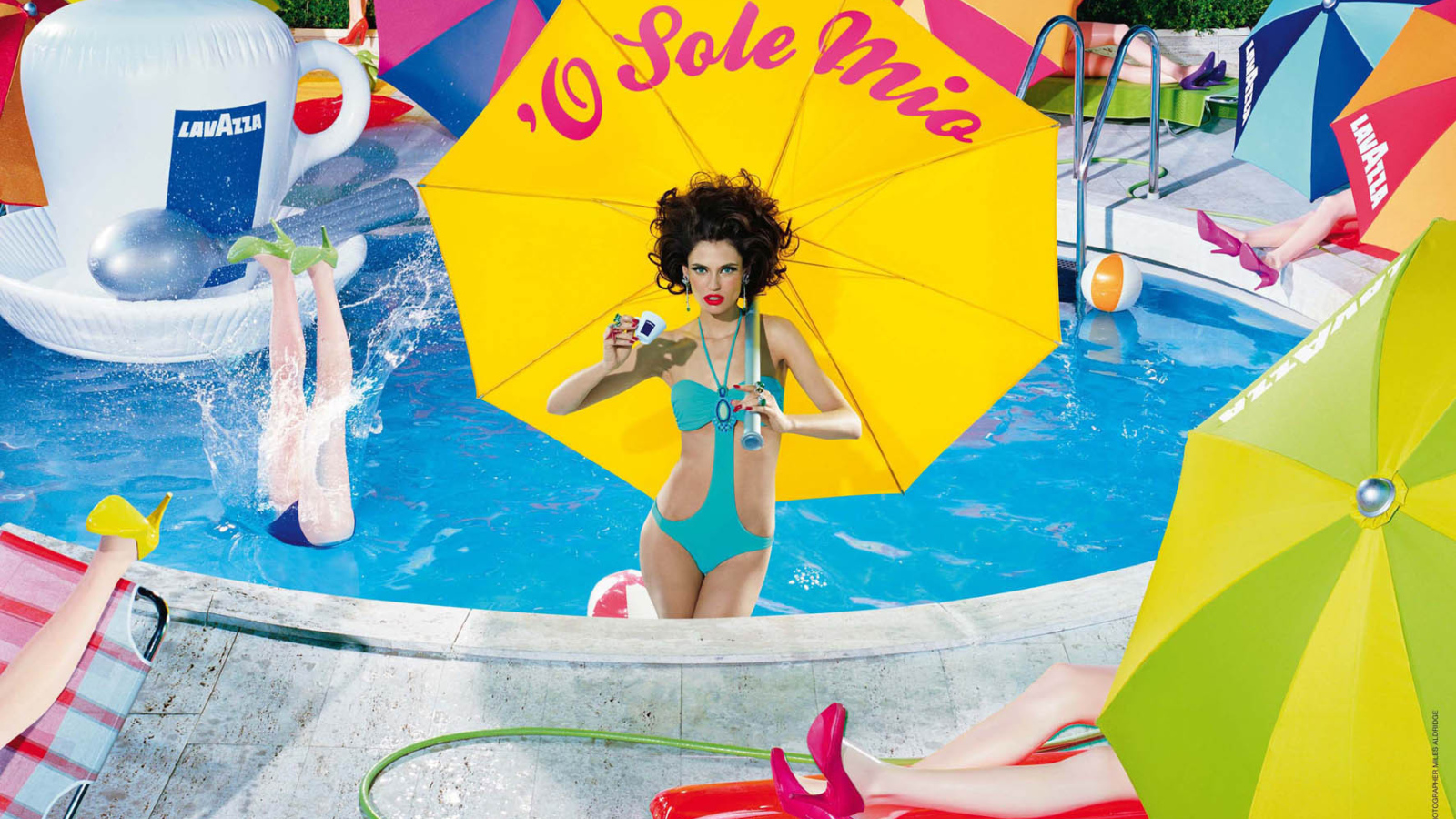 Яркая фотография девушек в бассейне