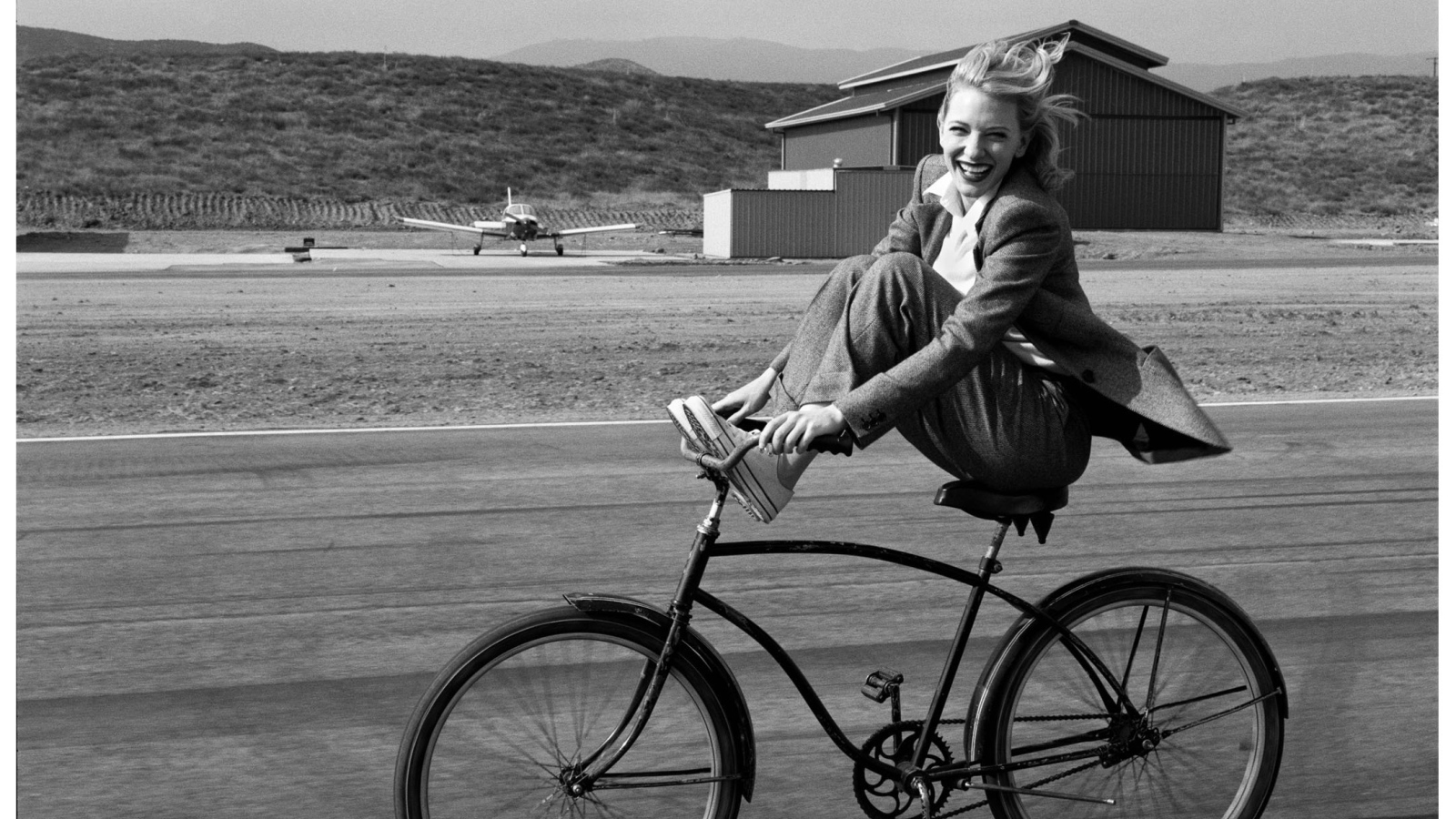 Фотография Кейт Бланшетт на велосипеде