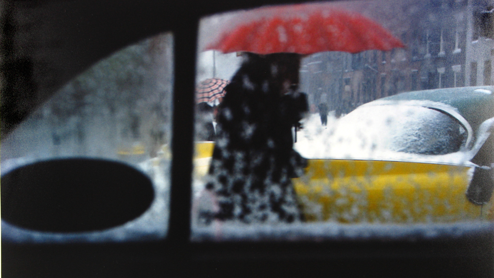 Фотография человека под красным зонтом