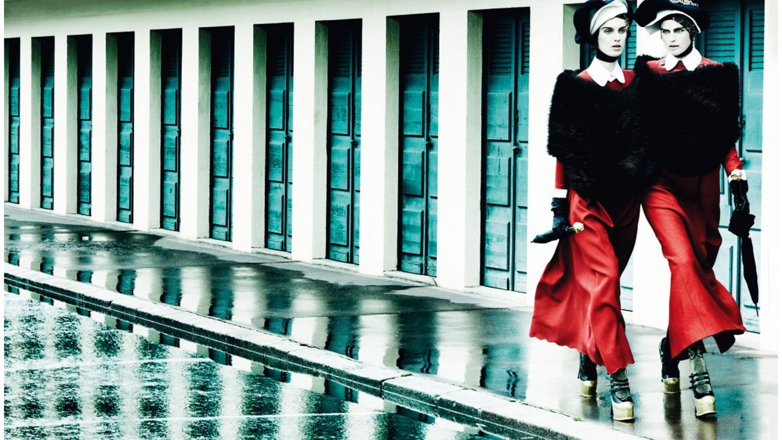 Фотография девушек идущих по улице