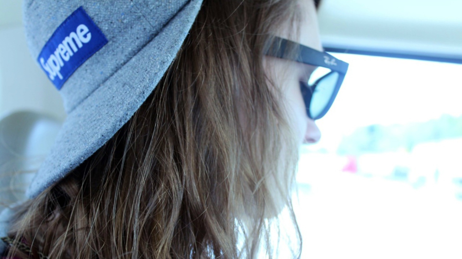 Девушка в кепке supreme