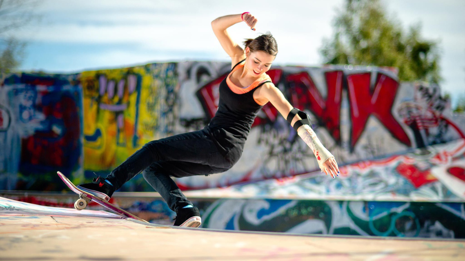 Девушка со скейтом выполняет трюк, swag