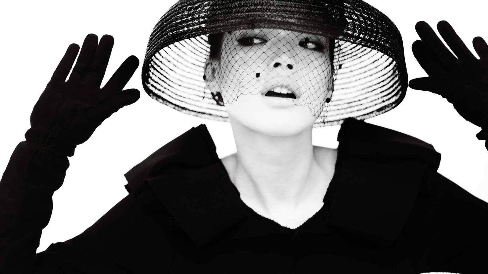Женщина в шляпе, чёрно-белое фото