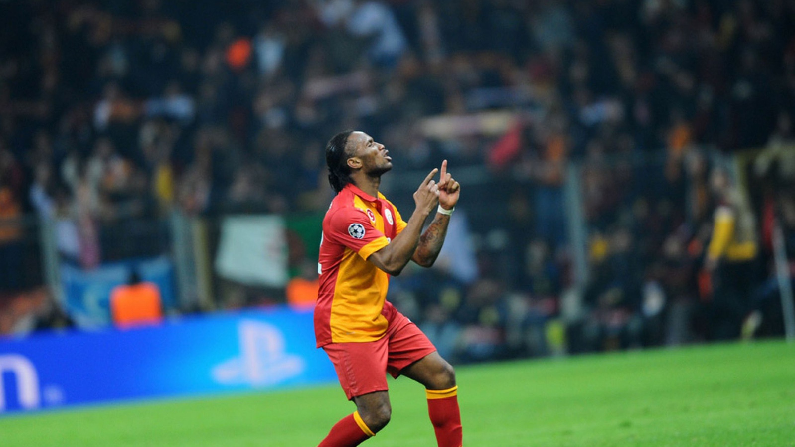 Игрок из Галатасарая Дидье Дрогба танец победы