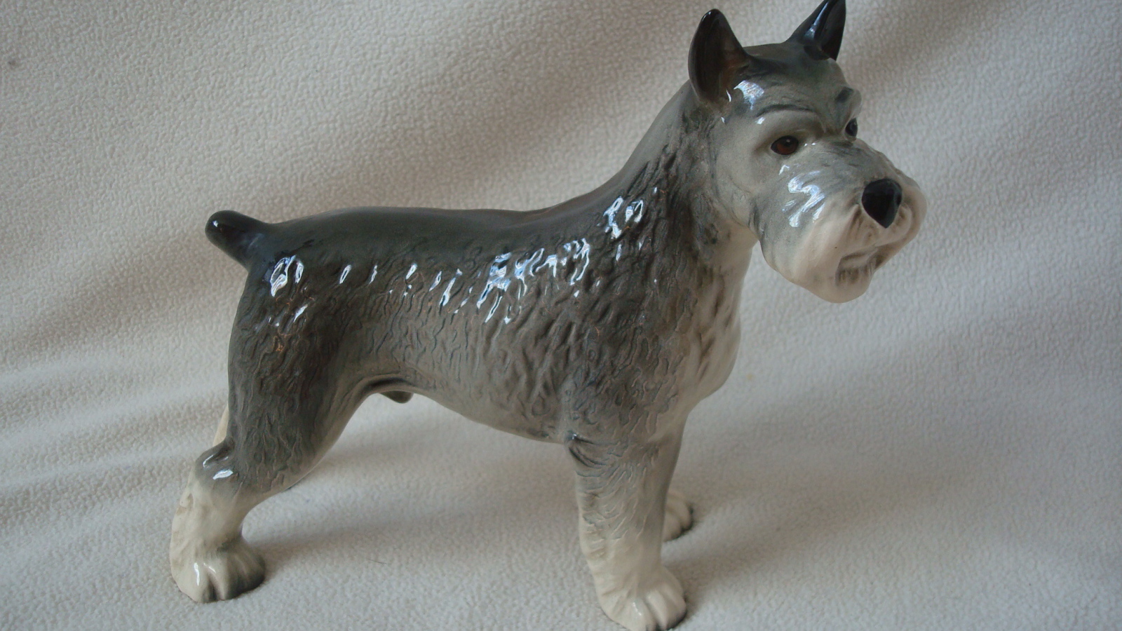Фигурка собаки шнауцера