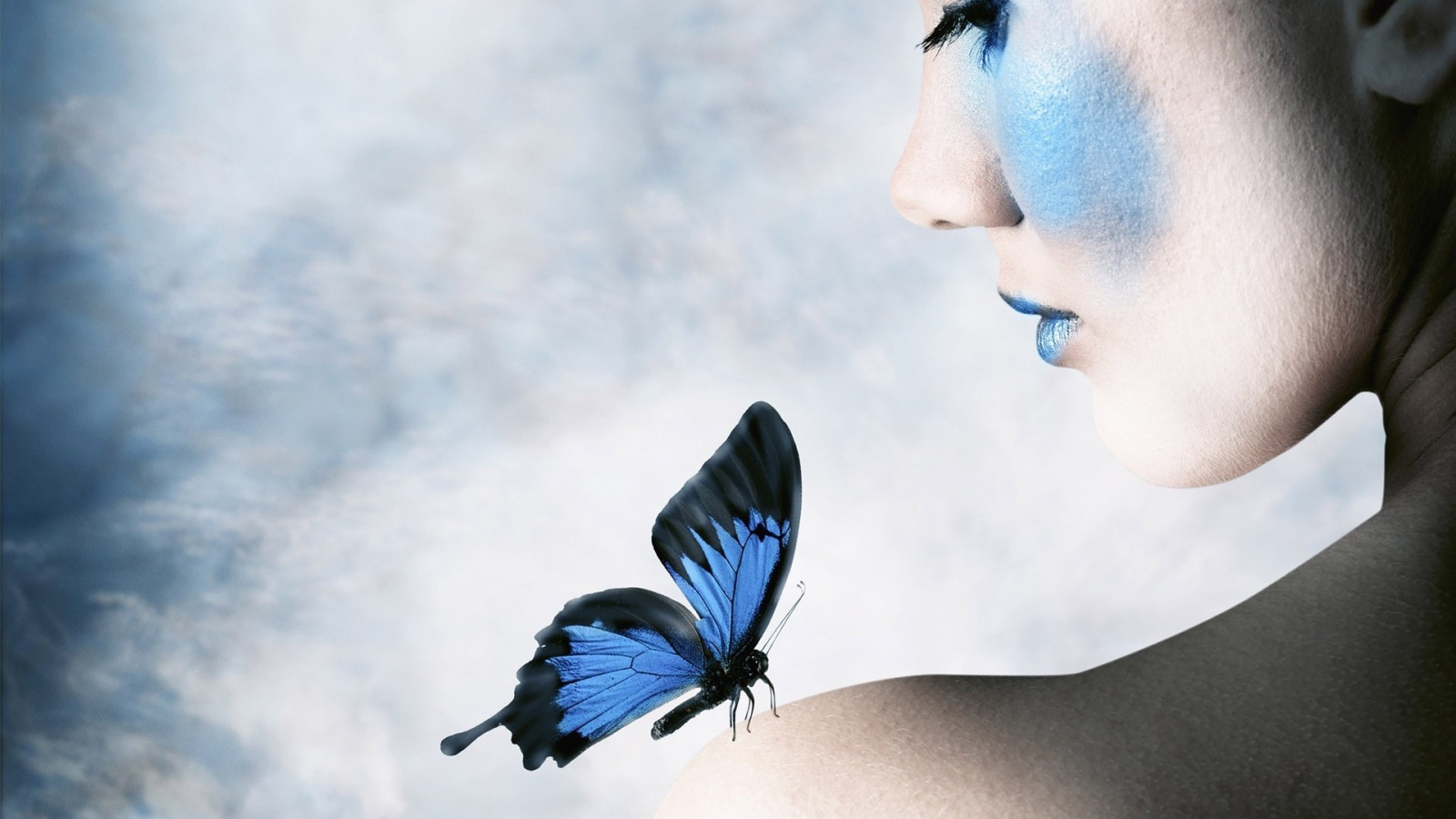 Синяя бабочка на плече