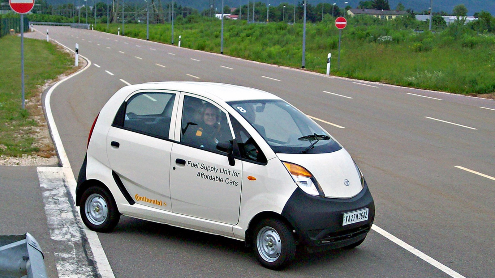Красивый автомобиль Tata Nano 2014 в Москве