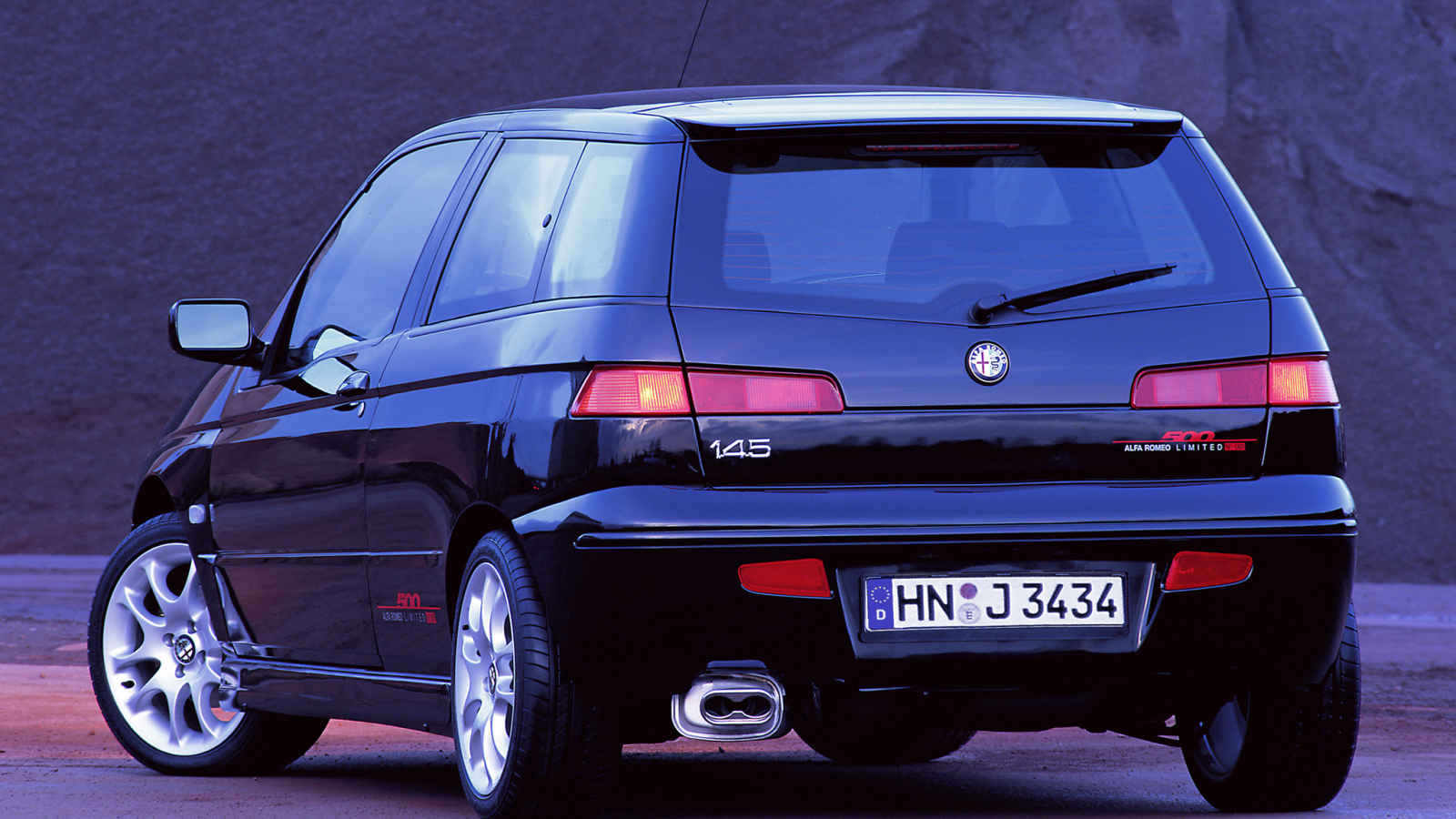 Автомобиль Alfa Romeo 145 на дороге