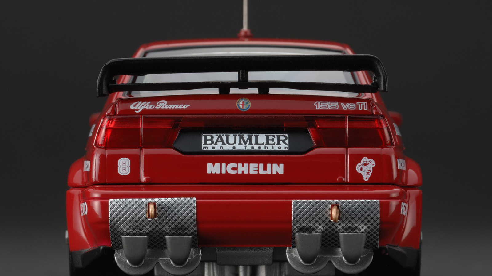 Автомобиль Alfa Romeo 155 на дороге