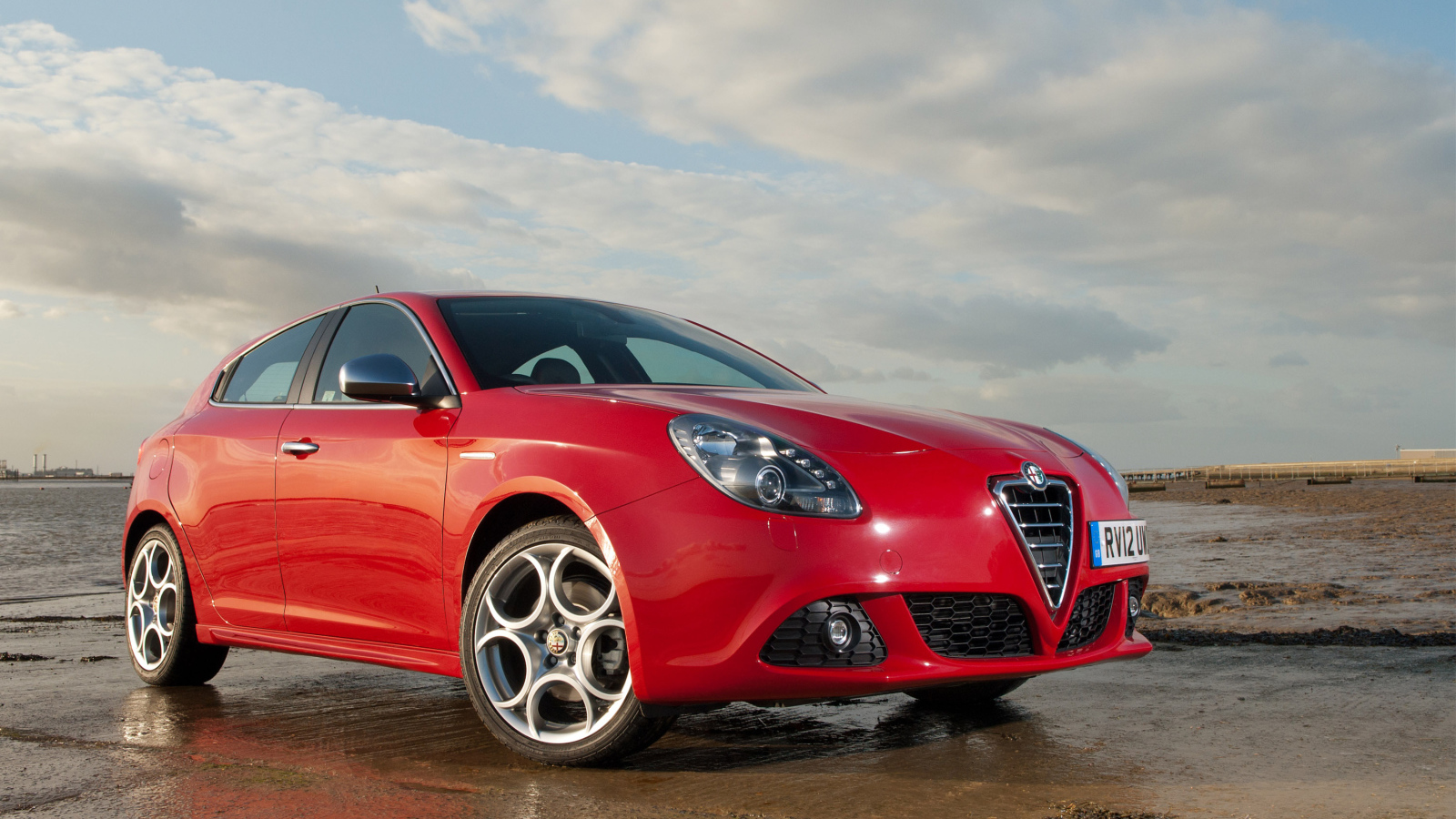 Автомобиль Alfa Romeo giulia на дороге