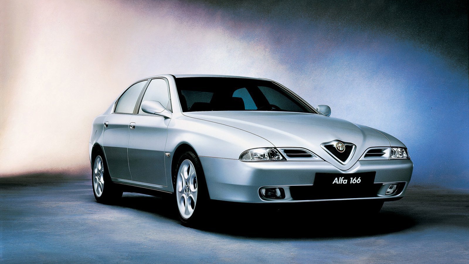 Красивый автомобиль Alfa Romeo 166