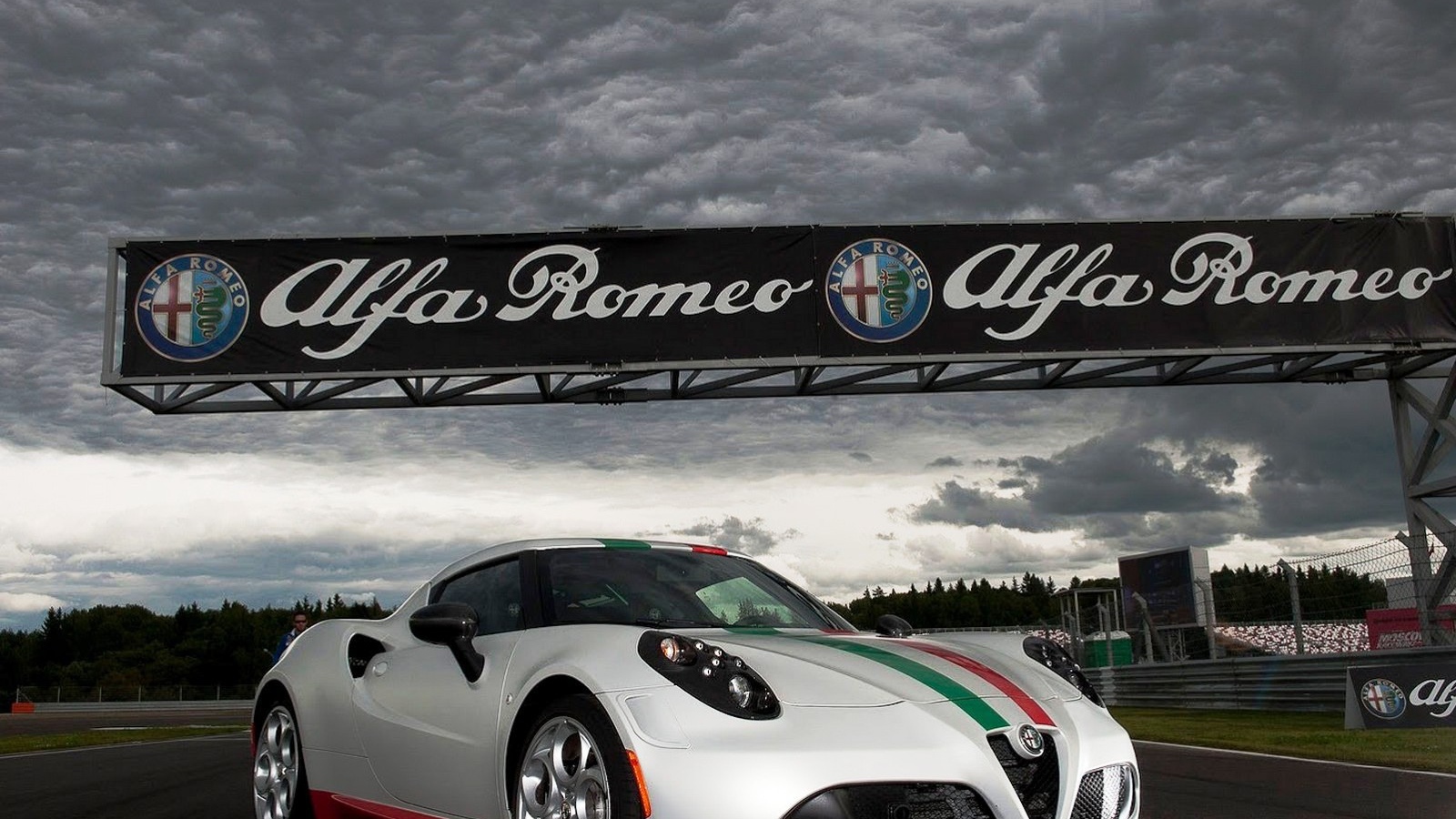 Красивый автомобиль Alfa Romeo 4c