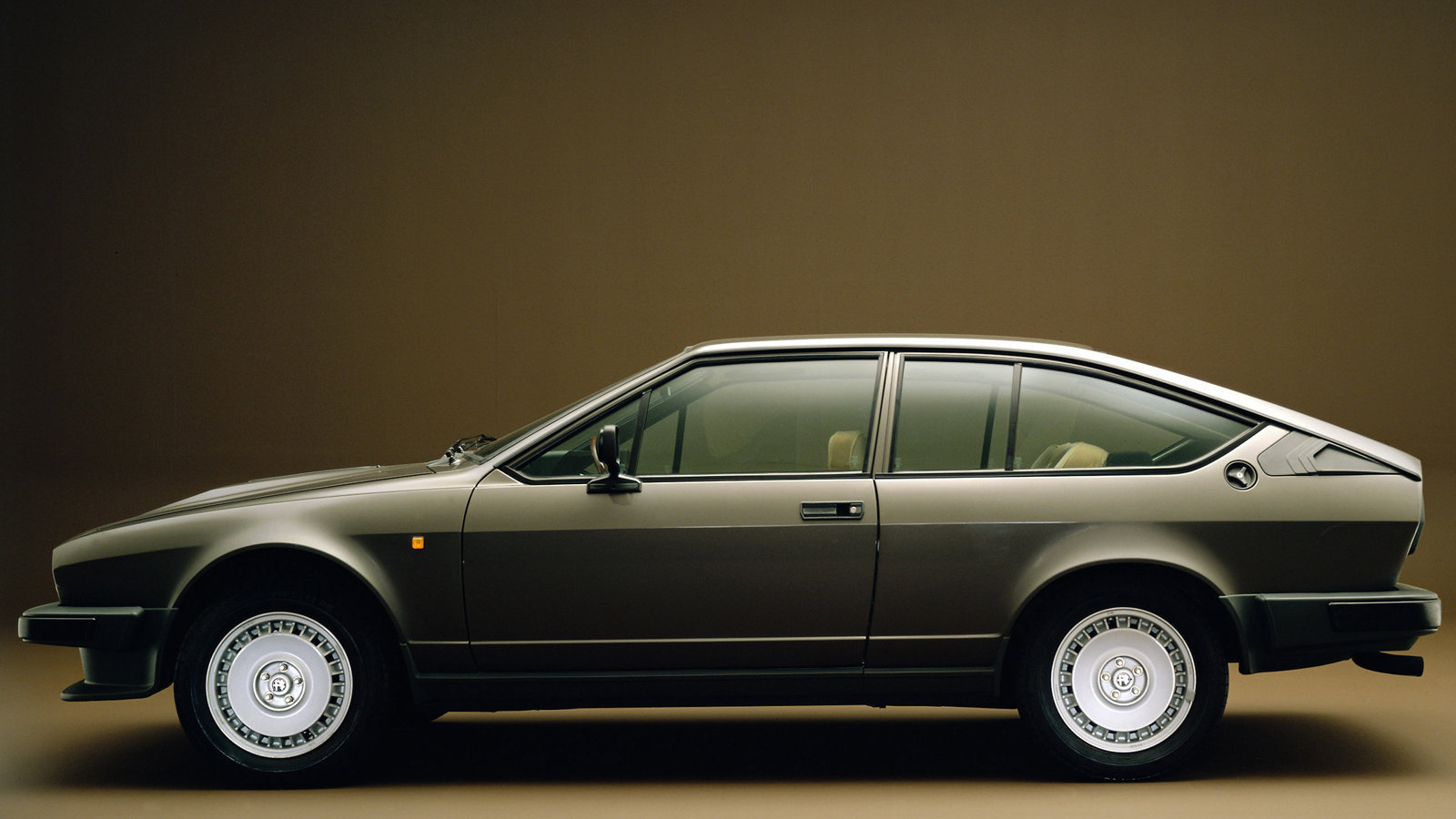 Красивый автомобиль Alfa Romeo alfetta в Москве